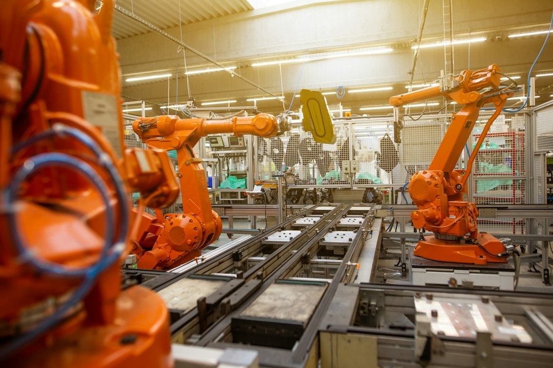 Brațe robotice într-o fabrică automatizată