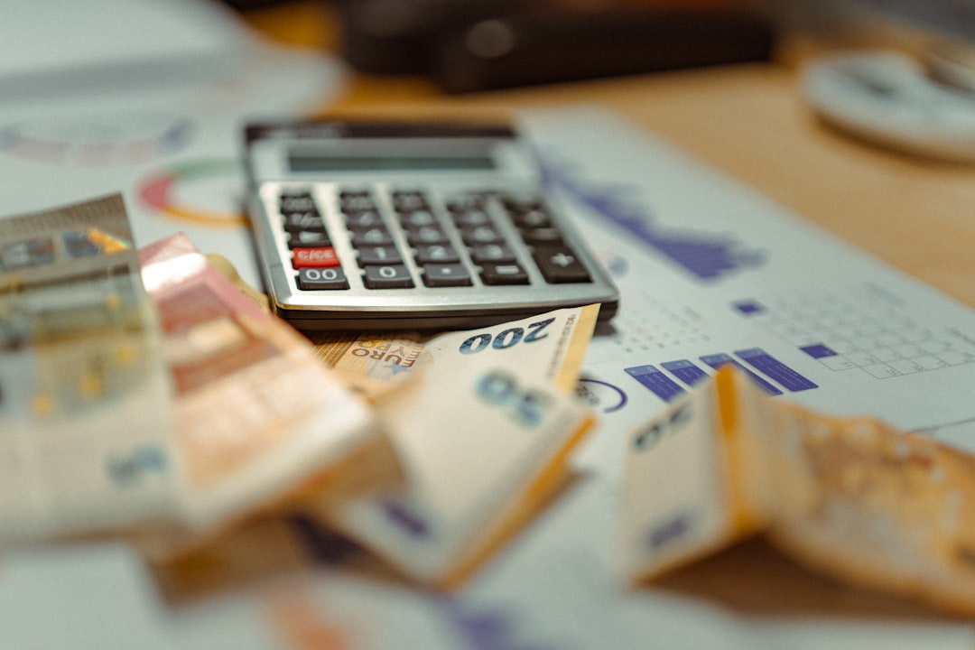 Bancnote, chitanțe și calcule pentru bugetul unei gospodării