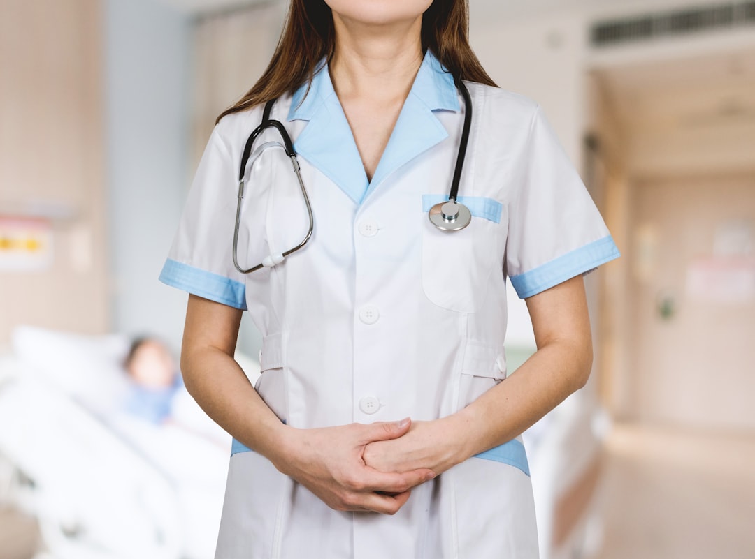 Medic cu stetoscop, imagine reprezentativă pentru categoria Sănătate