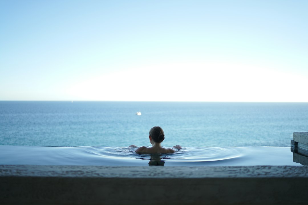 Piscină exterioară într-un centru de relaxare și tratament balnear