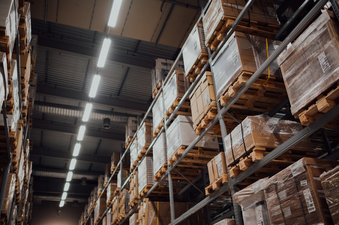 Cutii și colete stocate într-un depozit logistic pentru comerț online