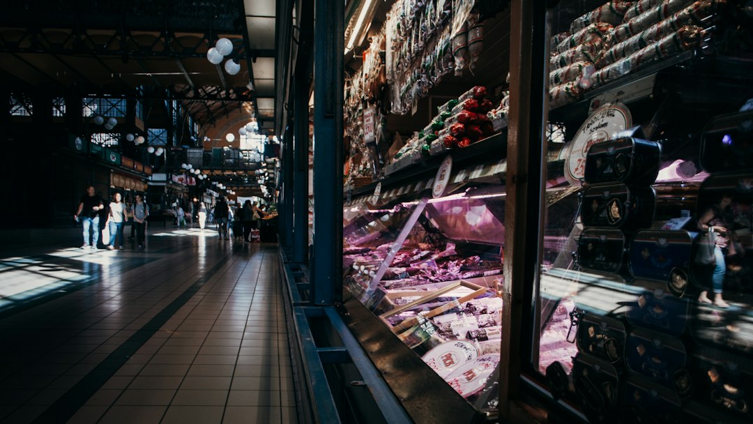 Rafturi și produse într-un magazin de retail