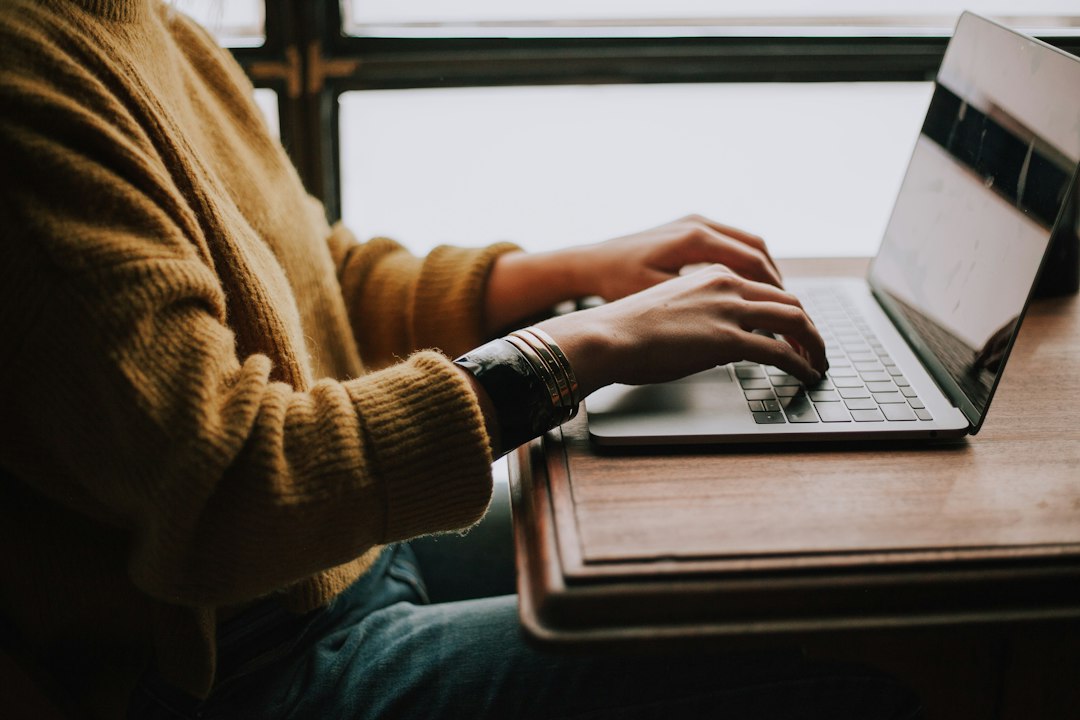 Tânără folosind un laptop