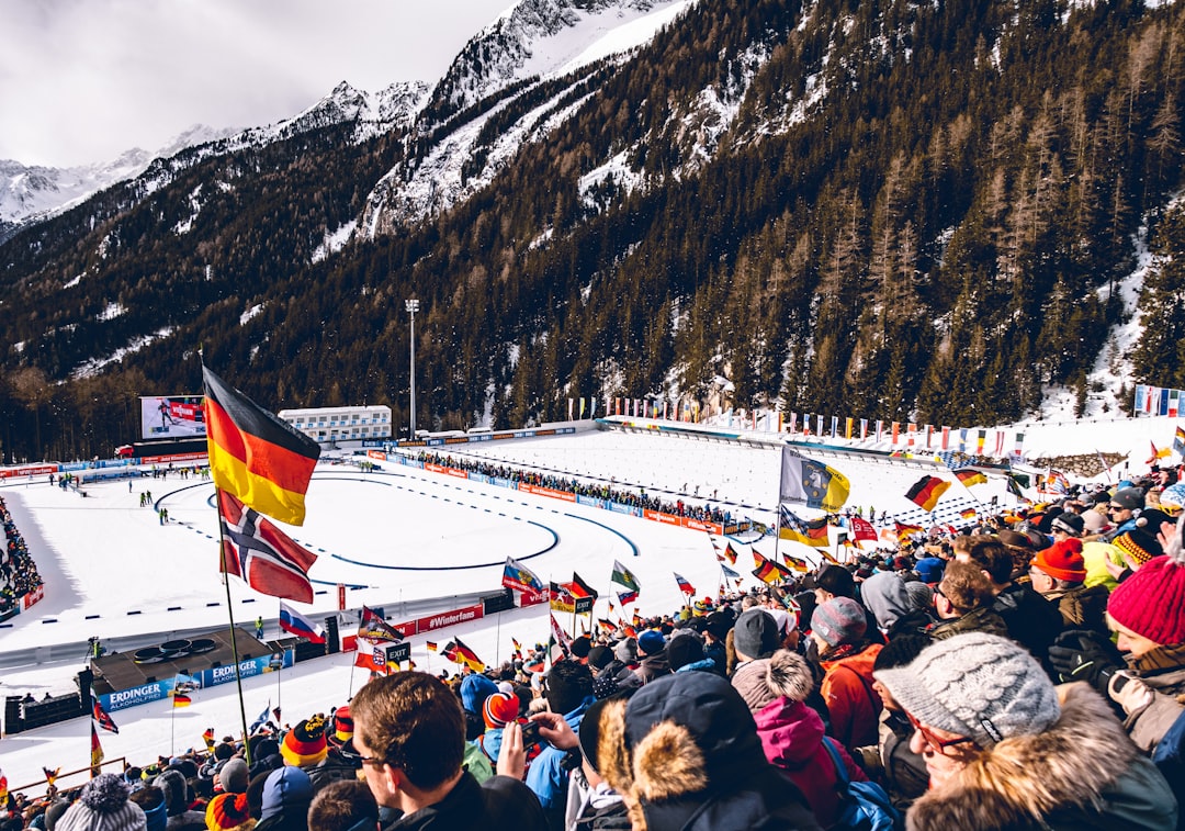 Competiție sportivă de iarnă într-o zonă montană