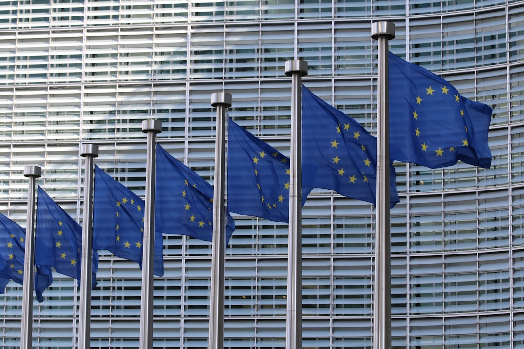 Drapele ale Uniunii Europene în fața clădirii Comisiei Europene la Bruxelles