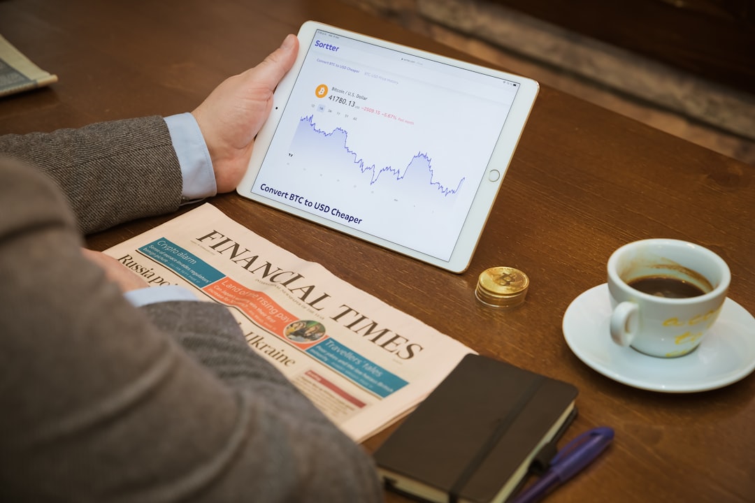 Persoană care analizează informații financiare pe un laptop