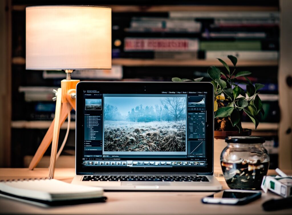 Laptop folosit într-un flux editorial digital, imagine reprezentativă pentru redactare și publicare asistată de AI
