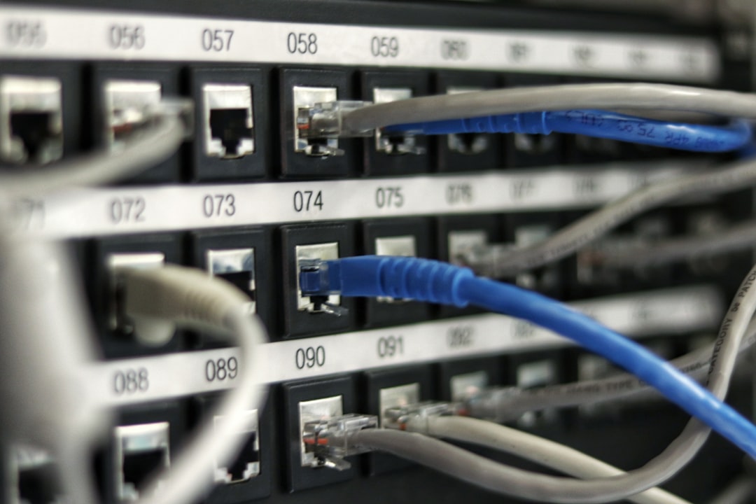 Echipamente de rețea și cabluri într-un centru de date, imagine ilustrativă pentru infrastructură internet și rutare BGP