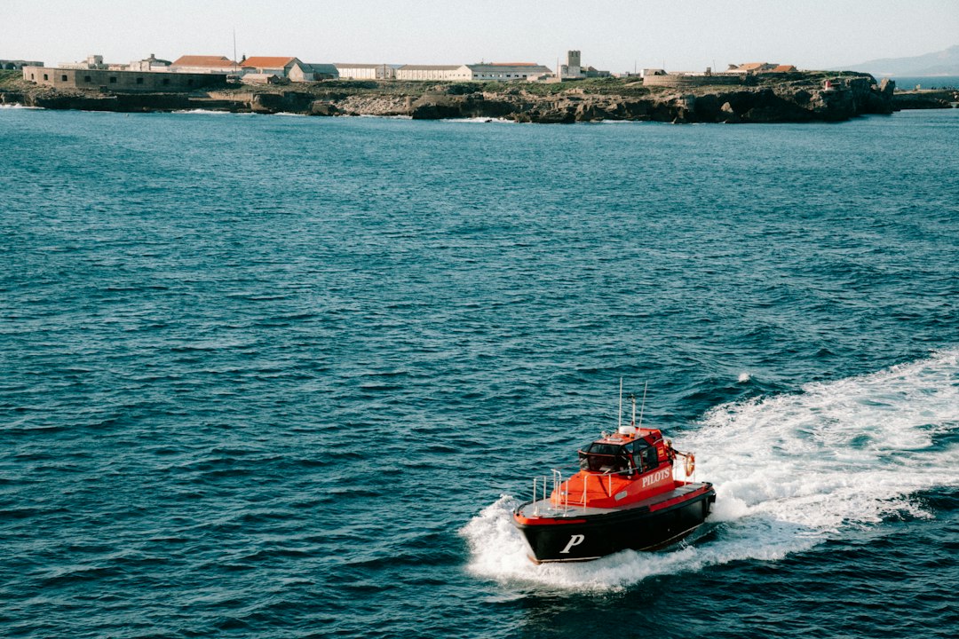 Navă roșie de intervenție navigând pe mare