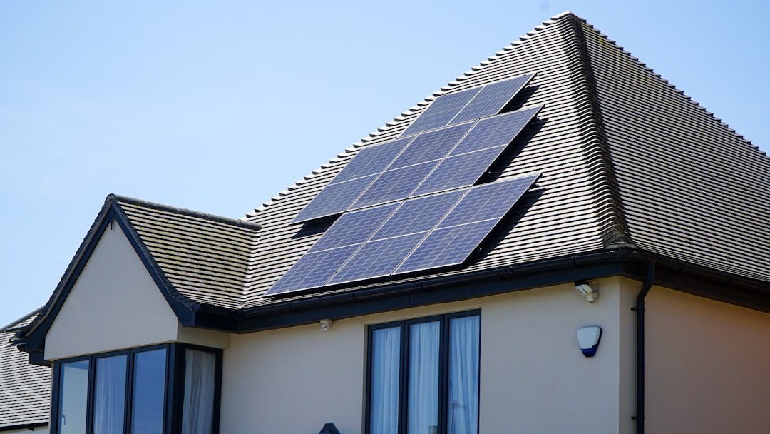 Panouri fotovoltaice instalate pe acoperișul unei locuințe
