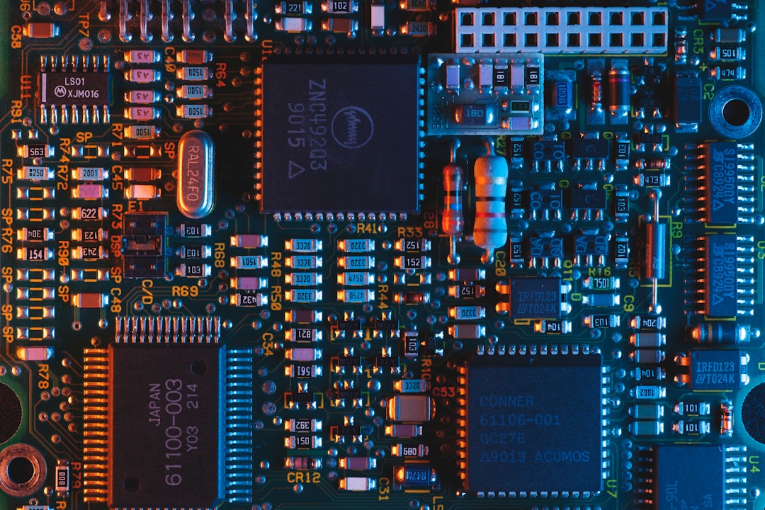 Placă electronică cu circuite și microcipuri