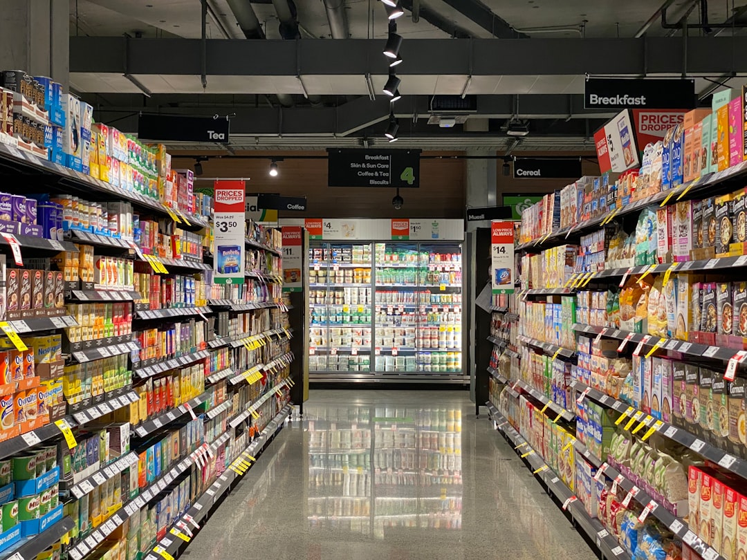 Rafturi cu produse într-un supermarket