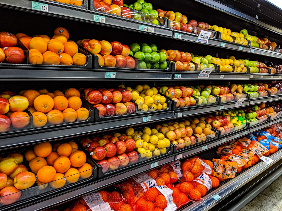 Raion de fructe într-un supermarket