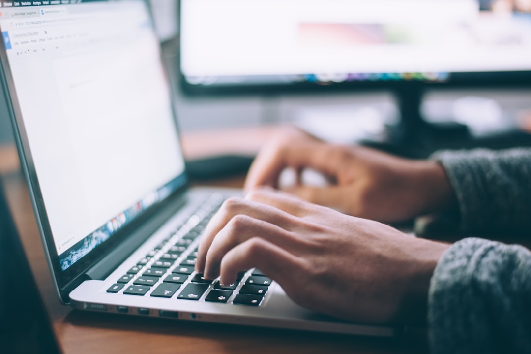 Persoană folosind un laptop pentru servicii online. Foto: Glenn Carstens-Peters / Unsplash