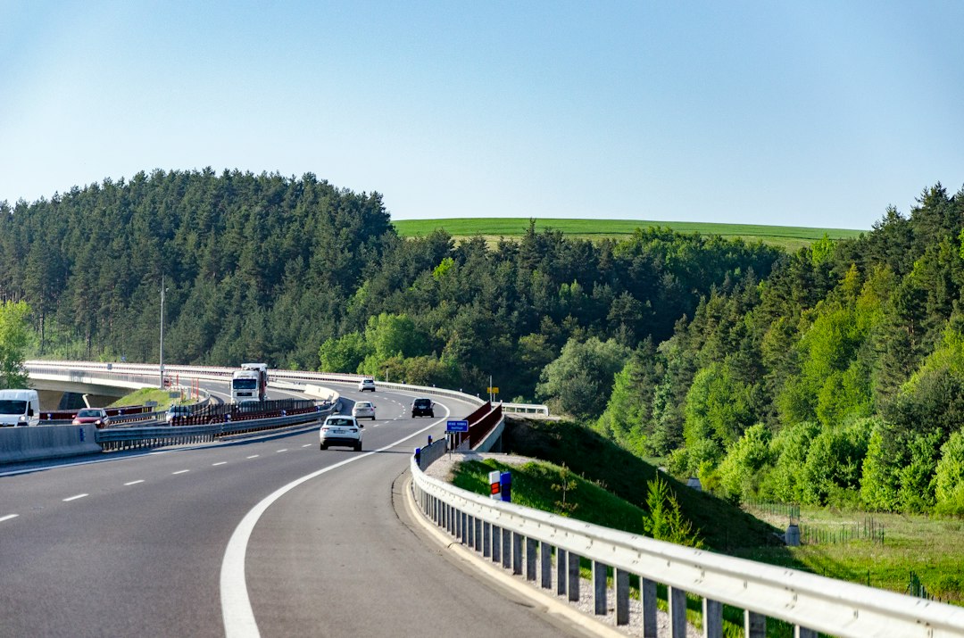 Vehicule care circulă pe o autostradă