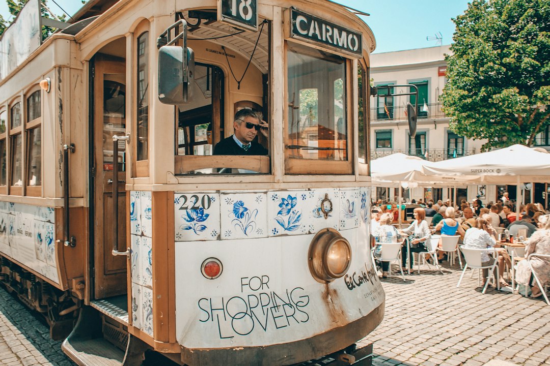 Tramvai care circulă pe o stradă urbană