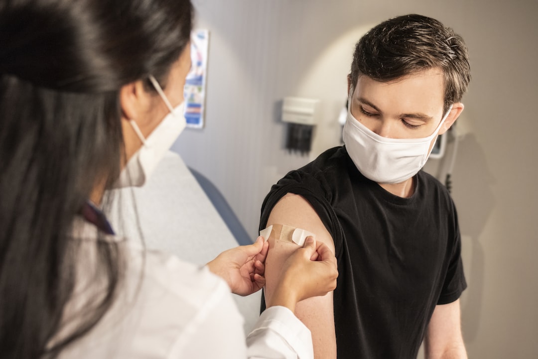 Cadru medical care aplică un vaccin antigripal