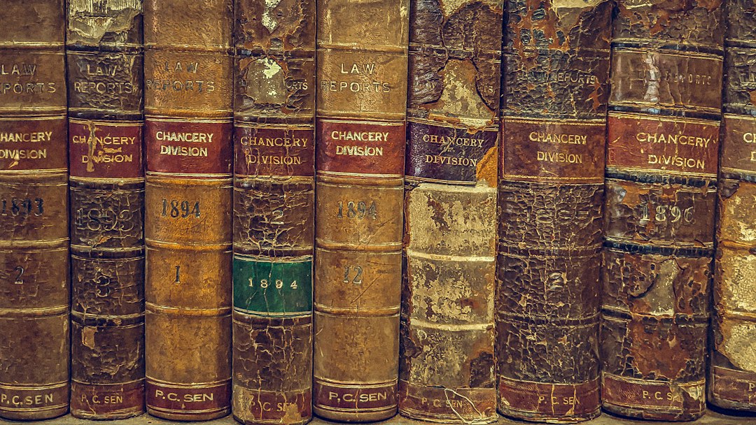 Volume vechi de drept pe rafturi de bibliotecă